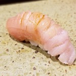 鮨匠 のむら - (25)歯鰹(鹿児島県開聞岳沖産、2.8kg)
      産卵期は夏、旬は秋～冬。
      鰹より臭みが圧倒的に少なく生食に向きます
      普通の鰹より色が薄く味もさっぱり
      しかし、腹身は極上の脂のりで濃いコクと微かな甘さ