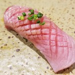鮨匠 のむら - (26)スマ(星鰹)(鹿児島県開聞岳沖産)
      産卵期は初夏～夏、旬は秋～春
      通年、味わいはあまり落ちない。
      いわゆる中トロ部位でしっかり脂がのっており、旬なので抜群な旨みと甘みを堪能。