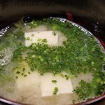 鮨匠 のむら - (28)伊勢海老のお味噌汁
      伊勢海老の香りがムンムン。(笑)
      その旨みが炸裂したお味噌汁。
      飲んで食べてですが、お味噌汁を頂くといつもホッとします。