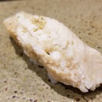 鮨匠 のむら - (30)煮穴子(長崎県対馬産)
      産卵期は初夏～初秋、旬は夏～秋。
      寿命は3年~7年くらい。
      ホカホカでふわふわな穴子が美味しい！
      蒸し立てを出して下さいます。
      味付けはオリジナル出汁醤油