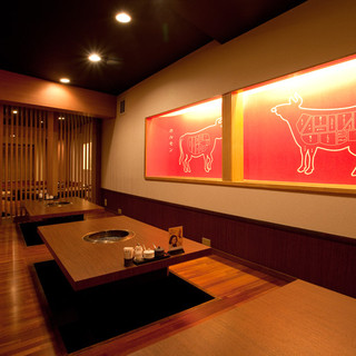 家族連れにも◎ゆったり寛げる掘りごたつ席とカウンター席を完備