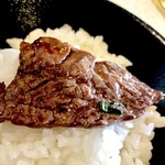 南山 - タレにまみれたお肉をご飯にバウンド