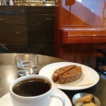 14g - 静かに音楽が流れる店内には、オルガンもある。