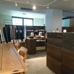 14g - 雑貨や服、本なども売ってる店内は、よくレイアウトが変わっている。