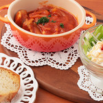 Zicca - チキンのトマト煮　サラダ、バケット付き「