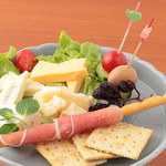 Zicca - チーズ盛り合わせ　グリッシーニの生ハム巻き添え