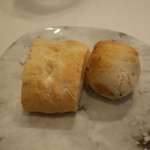 Ristorante 迫 - 自家製パン２種　チャバタ、黒オリーブのパン