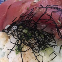 浅草 魚料理 遠州屋 - まぐろの下には刻み海苔、ネギとタレが少し掛かってる