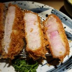 Tonkatsu Kagurazaka Sakura - 断面　栃木の銘柄豚　桜山豚(オウシャントン) 140㌘  1,680円