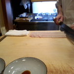 京味 - はもを骨きりするイケメン若手