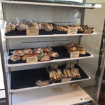 みやび亭 - 冷蔵棚のパン達
