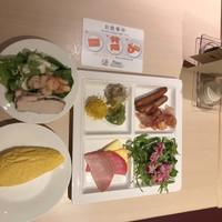 ブッフェダイニング プリンスマルシェ - ワールドブュッフェ２５００円。チーズオムレツ、三種の点心、ビーツのサラダなど。
                    肉焼売、海鮮焼売、翡翠入り餃子は、カラフルな見た目も楽しめる本格的な味わいでした（╹◡╹）