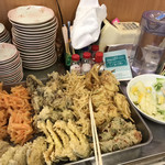 田舍屋 - 自己申告制の天ぷらとサービスの白菜漬物