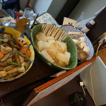 居酒屋 団 - カウンターの大皿料理