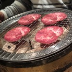 炭火焼肉 BuZZ - 