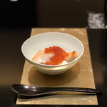 野嵯和 - キンキに蒸した酢めしといくらを乗せたもの