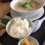 博多 豚十郎 - ラーメン定食（塩豚骨ラーメン、ご飯、小鉢、漬物）