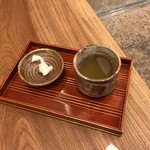 うなぎ なまずや - 持ち帰り待ち中にお茶サービス