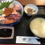 漁 - 海鮮丼とあら汁＝１０００円