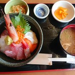 元気食堂 - 元気丼は小鉢、香の物、お味噌汁付き