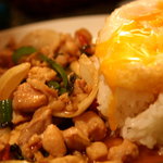 タイ料理サバイ・サバイ - 卵がとろけるガッパオ
