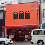 Milk hall 天の川 - 新町電停の近くにあるミャ。ファサードの関係で、全体は道の反対側に渡ってから撮影したミャ