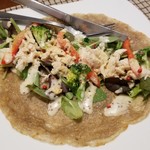 ビーダブリュー カフェ - サラダ風ガレット（蒸し鶏＆粒マスタード）