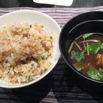 大安くらぶ - ガーリックライスと赤だし