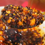 湖南菜館 - ニンニクやゴマや豆豉がびっしり入ったラー油