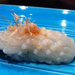 たつみ寿司 - イカ、梅肉ソースと鰹節のせ