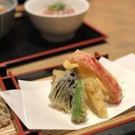 自家製麺十割そばと地酒 あけぼのや - 揚げたての天ぷら。海老がアレルギーなので野菜に代えていただきました。