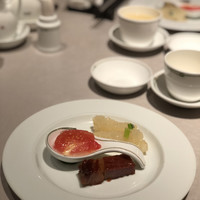 中国飯店 富麗華 - トマトマリネ 平田牧場の焼豚 くらげの頭葱油ソース