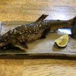 旬ものと日本酒 とみ笑 - 山口の鮎の炭火焼き