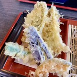 そば処翠松庵 - 天ぷらも、穴子に野菜がカラリと上がっています！！