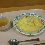 中央合同庁舎５号館職員食堂 - オムライス４００円（クリームソース日替わり）