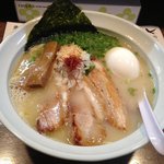 我流麺舞 飛燕 - 鶏塩白湯ラーメン・炙りチャーシュー・塩味玉(2011．10)