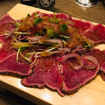 名駅の馬肉屋 馬喰ろう - 桜肉のタタキ盛り