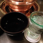 しゃぶ禅 - 　そばつゆです。今回初めて頼んだのだが、豚バラ肉の甘みや椎茸、豆腐、野菜などの食材の旨味を引き立てる魔法のタレでした。