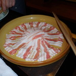 しゃぶ禅 - 一皿目の岩中豚バラ薄切り肉です。