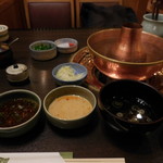 しゃぶ禅 - 　しゃぶしゃぶのタレの数々としゃぶしゃぶ用の鍋です。