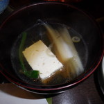 しゃぶ禅 - 豆腐や野菜などを、そばつゆに浸けた様子です。