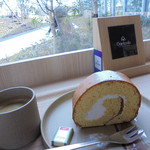 honnomorinochiisanakafegankodou - 我東ロールとコーヒー、奥に庭が見えるカウンター席