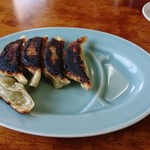 なるみ食堂 - 焦がしてしまった餃子。この後、焼き直した餃子が来ました。