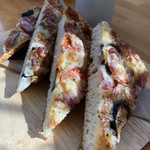 手作りハムとパンの店 こぶたのしっぽ - 満腹ピザ（カットしてもらいました）