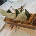 プレヴナンス - 鶏レバームースのエクレア、アオサと米のチップ