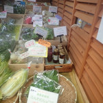 Hareyaka Farm No Umaretate Yasai - 加工品もあるけど、生鮮野菜が多めでいろんな品種が所狭しと並んでたミャ