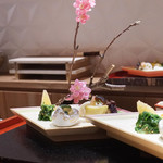 銀座 しのはら - 八寸：菱切の皿に桃の花