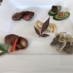 無国籍蕎麦会席 拓朗亭 - 前菜 牛ミスジひとくち焼いたん(左上) 甘辛とんそく(左下) 筍の柚子胡椒煮(中央) 拓郎亭のそば味噌二種(右上) クジラの南蛮漬け(右下)