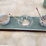 無国籍蕎麦会席 拓朗亭 - 左から 梅塩 桜塩 山椒塩