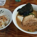 でんにょも - ラーメン・小ライス。